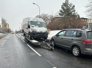 Rozpędzona przyczepa uderzyła auto. Nie była podłączona do samochodu