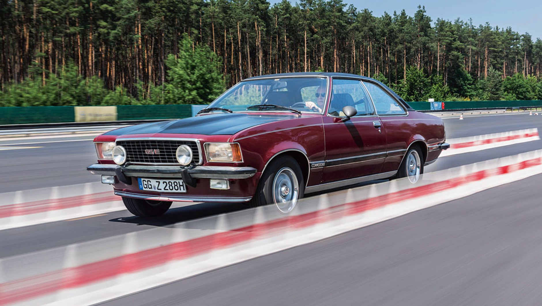 Druga generacja Commodore'a, poza matową przednią maską, niczym specjalnym się nie wyróżnia. Za to auto jednoczy w sobie wszystkie cnoty klasycznego Gran Turismo jak żaden inny Opel w naszym porównaniu.