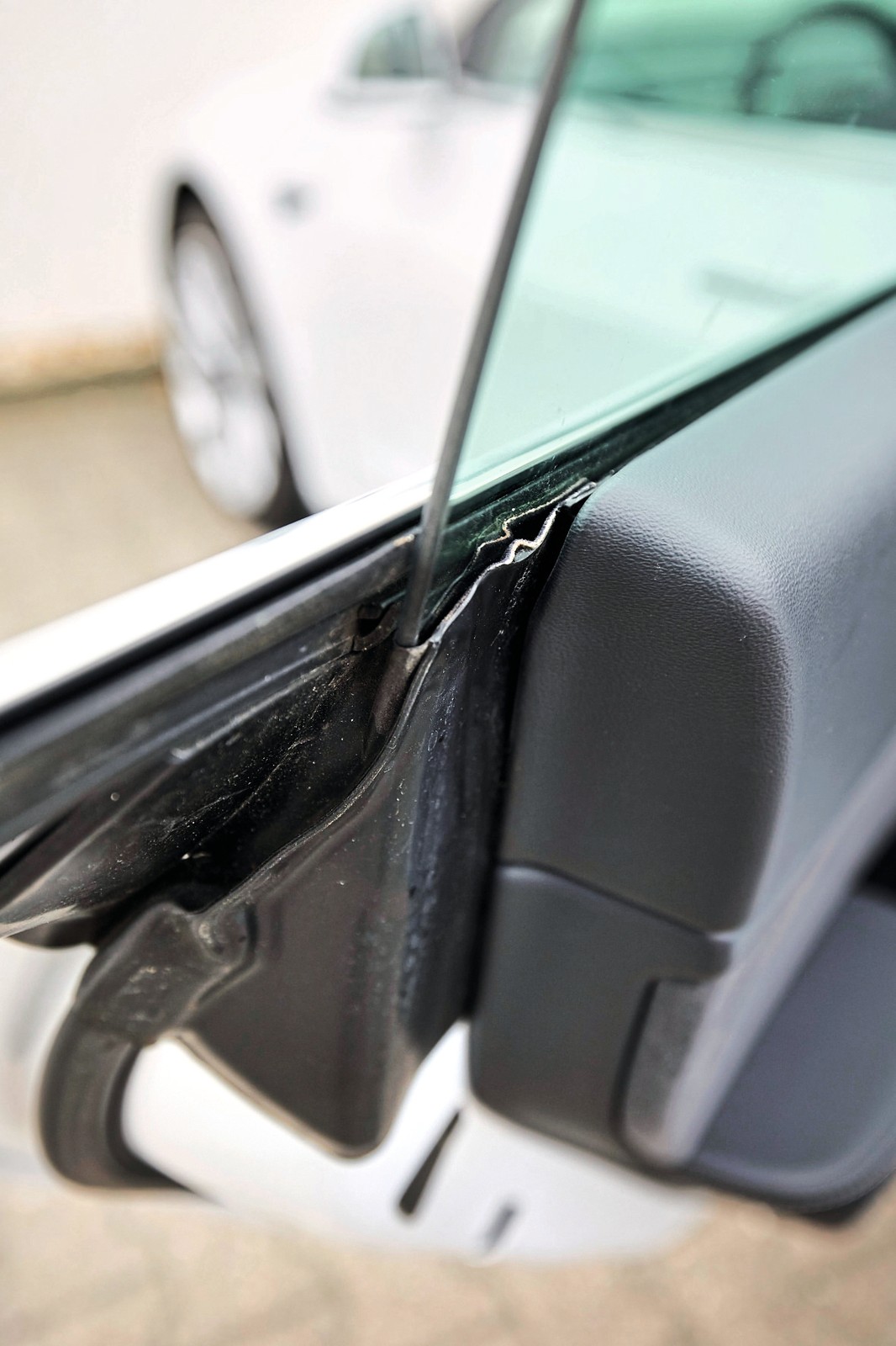 Tesla Model 3: spasowanie elementów i jakość wykonania poniżej przeciętnej. Szczególnie starsze egzemplarze bywają fatalne. 