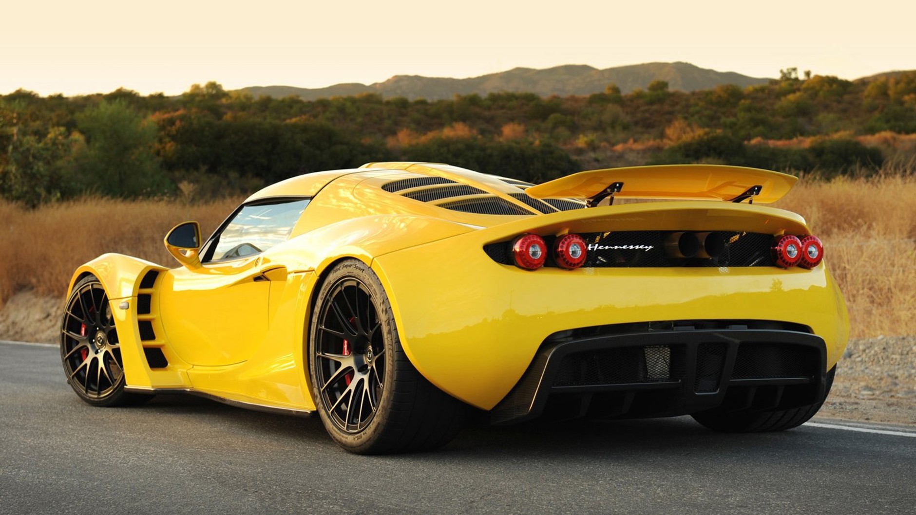 8 najmocniejszych samochodów w sprzedaży