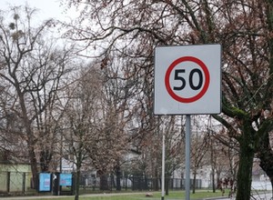 Znak B-43 nie jest standardowym ograniczeniem. Niewiedza może kosztować nawet 2500 zł