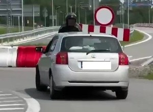 Motocyklista próbował zatrzymać pijanego. Kierowca auta wziął go na maskę
