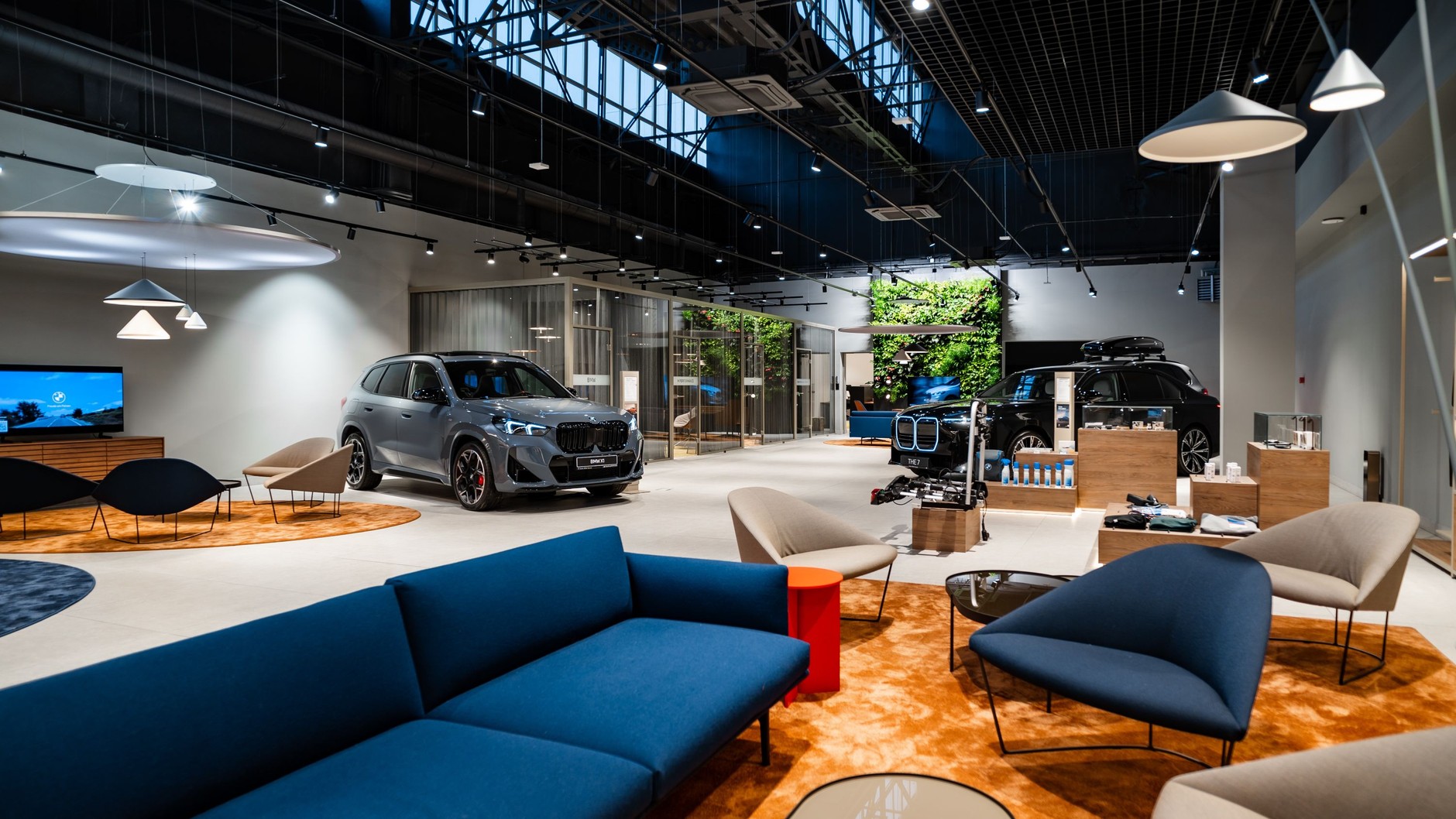 Nowy salon BMW w dawnym biurowcu FSO (Warszawa)