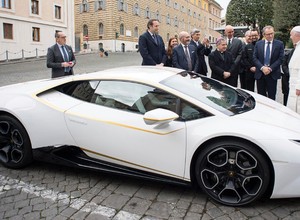 Papież sprzedał swoje Lamborghini za 3 miliony złotych