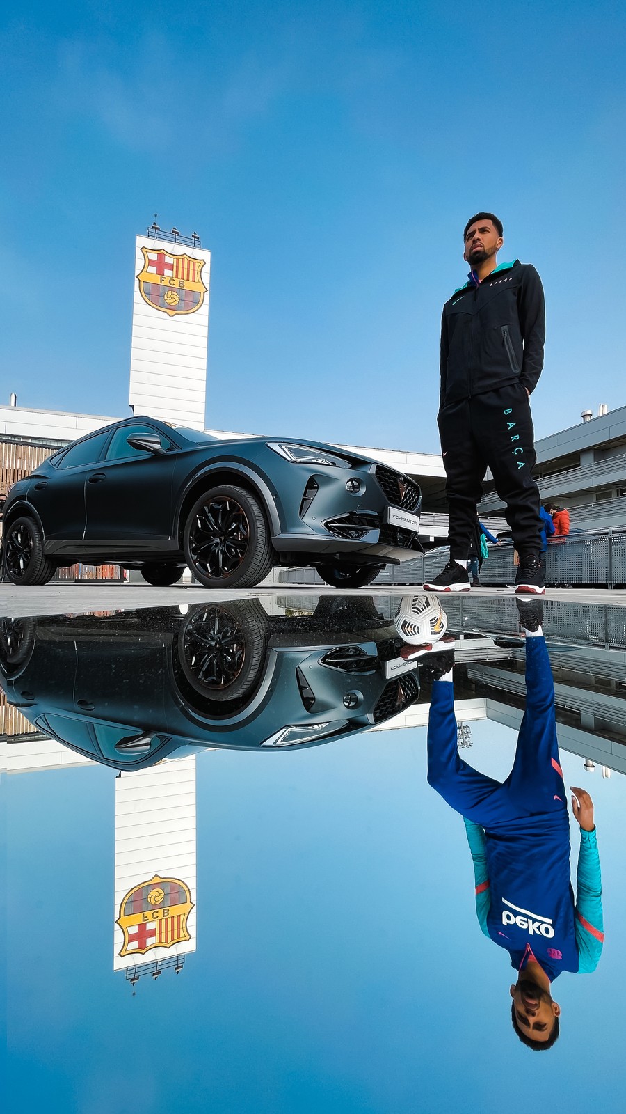 Piłkarze FC Barcelony odebrali nowe samochody