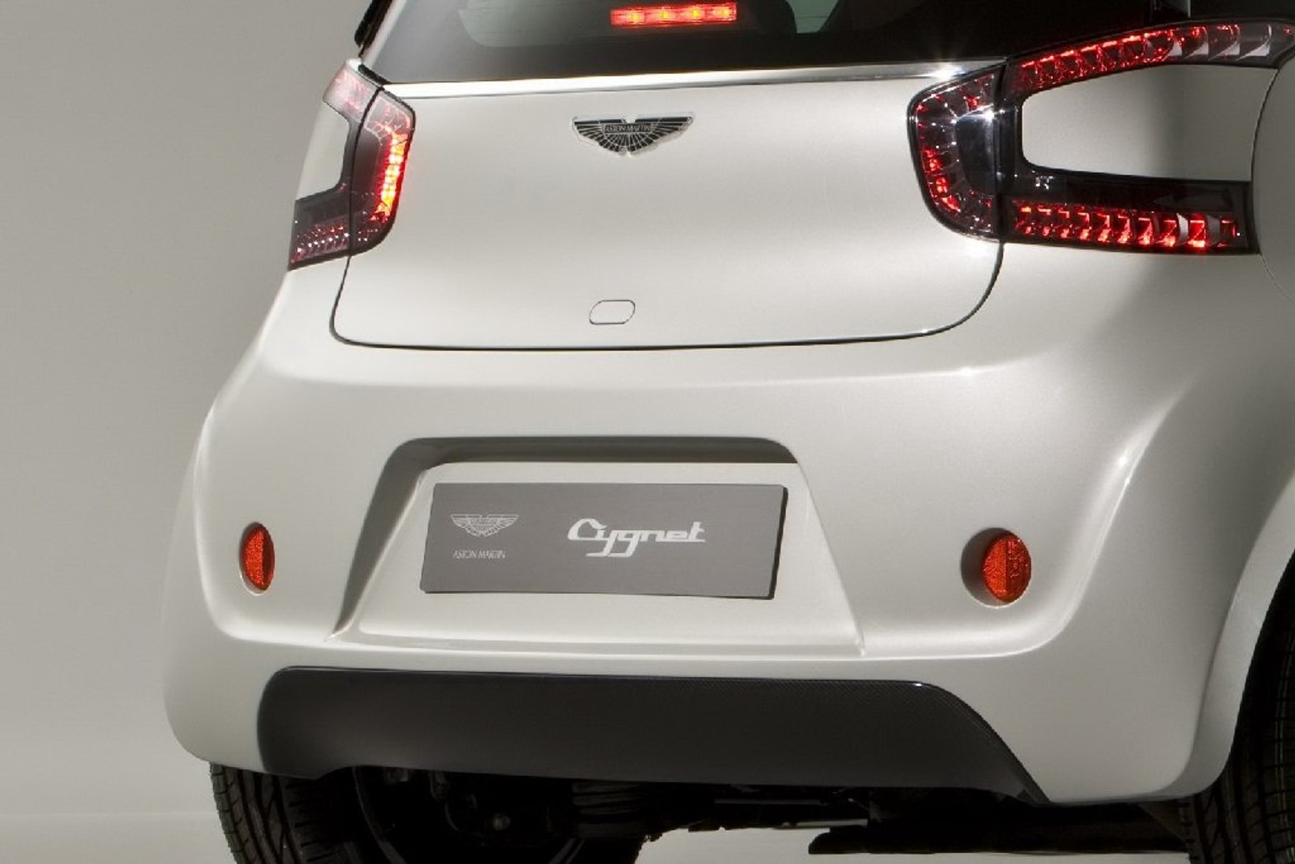 Aston Martin Cygnet - Pierwsze oficjalne zdjęcia ekskluzywnego malucha