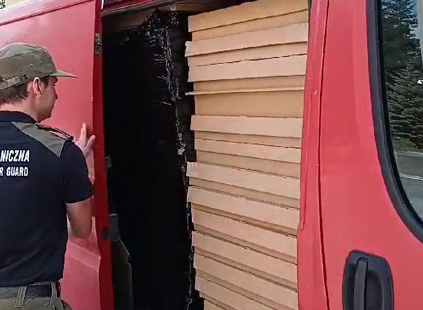 Straż Graniczna skontrolowała busa. Niespodziewana zawartość kartonów na pizzę
