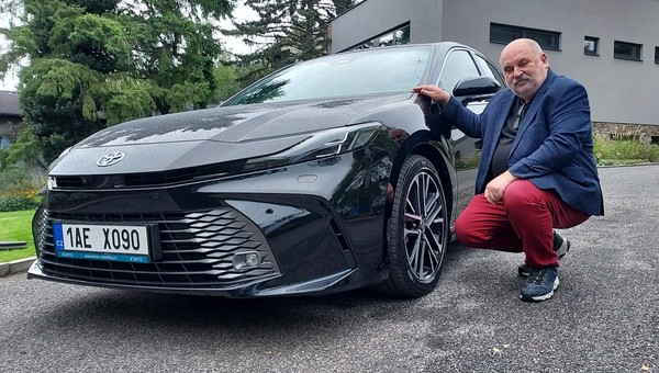 Jeździłem nową Toyotą Camry. Byłaby idealna, gdyby nie nawigacja. Pierwsza jazda