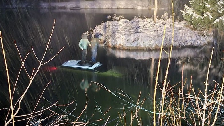 Ich samochód wpadł do stawu