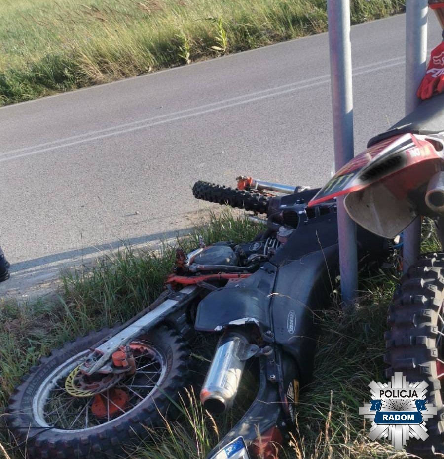 Wypadł z drogi na łuku. Motocyklisty nie udało się uratować