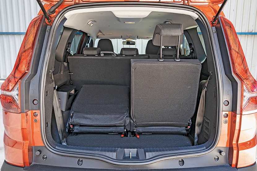 Dacia Jogger: w wersji 7 miejscowej trzeci rząd siedzeń zabiera mnóstwo miejsca, także po złożeniu.
