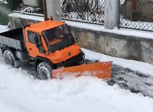 Nie chce ci się odśnieżać chodnika? Zdalnie sterowany... Unimog zrobi to za ciebie