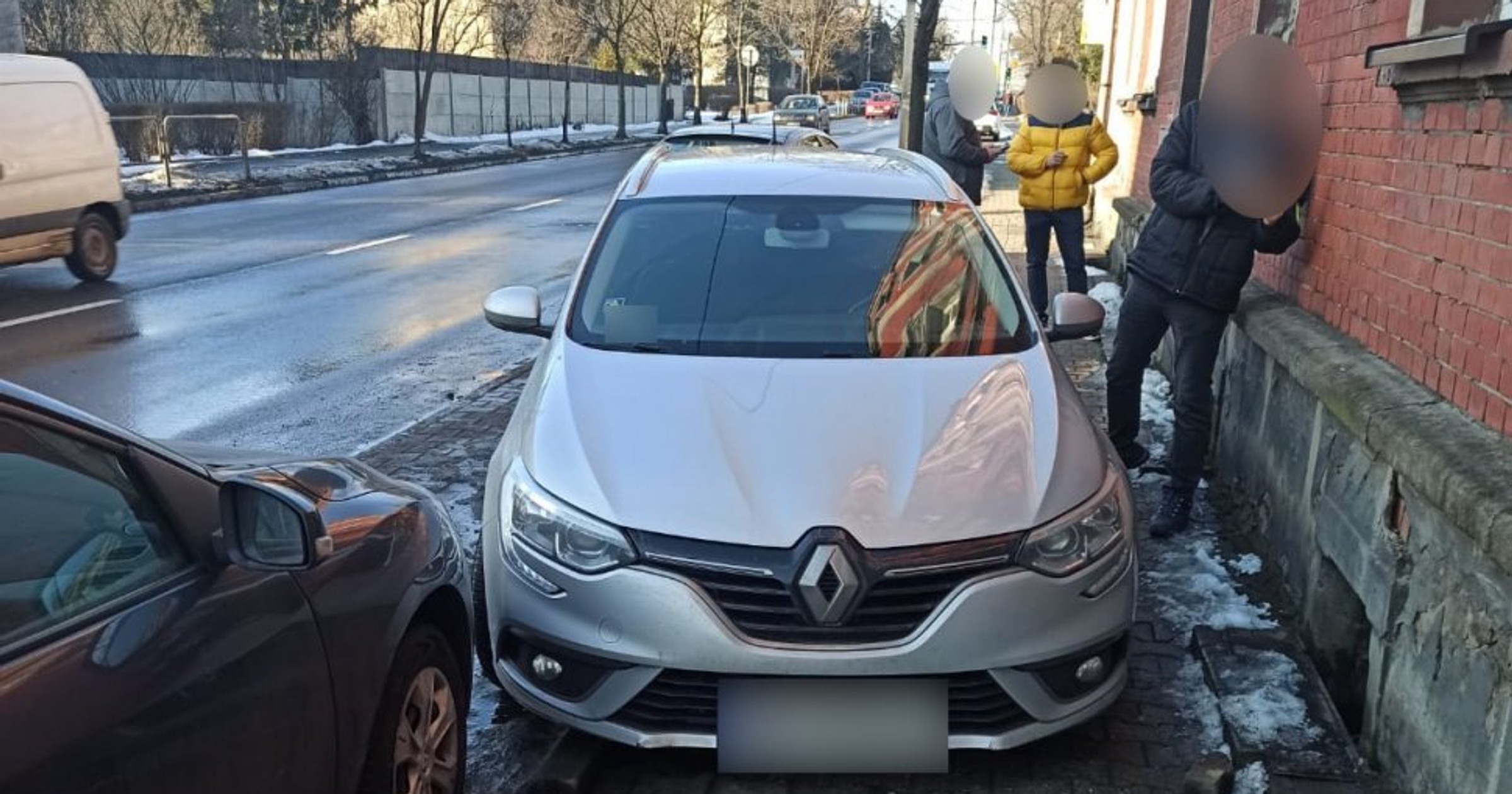 Przestrzelona opona w samochodzie powstrzymała przed ucieczką złodzieja łańcuszków