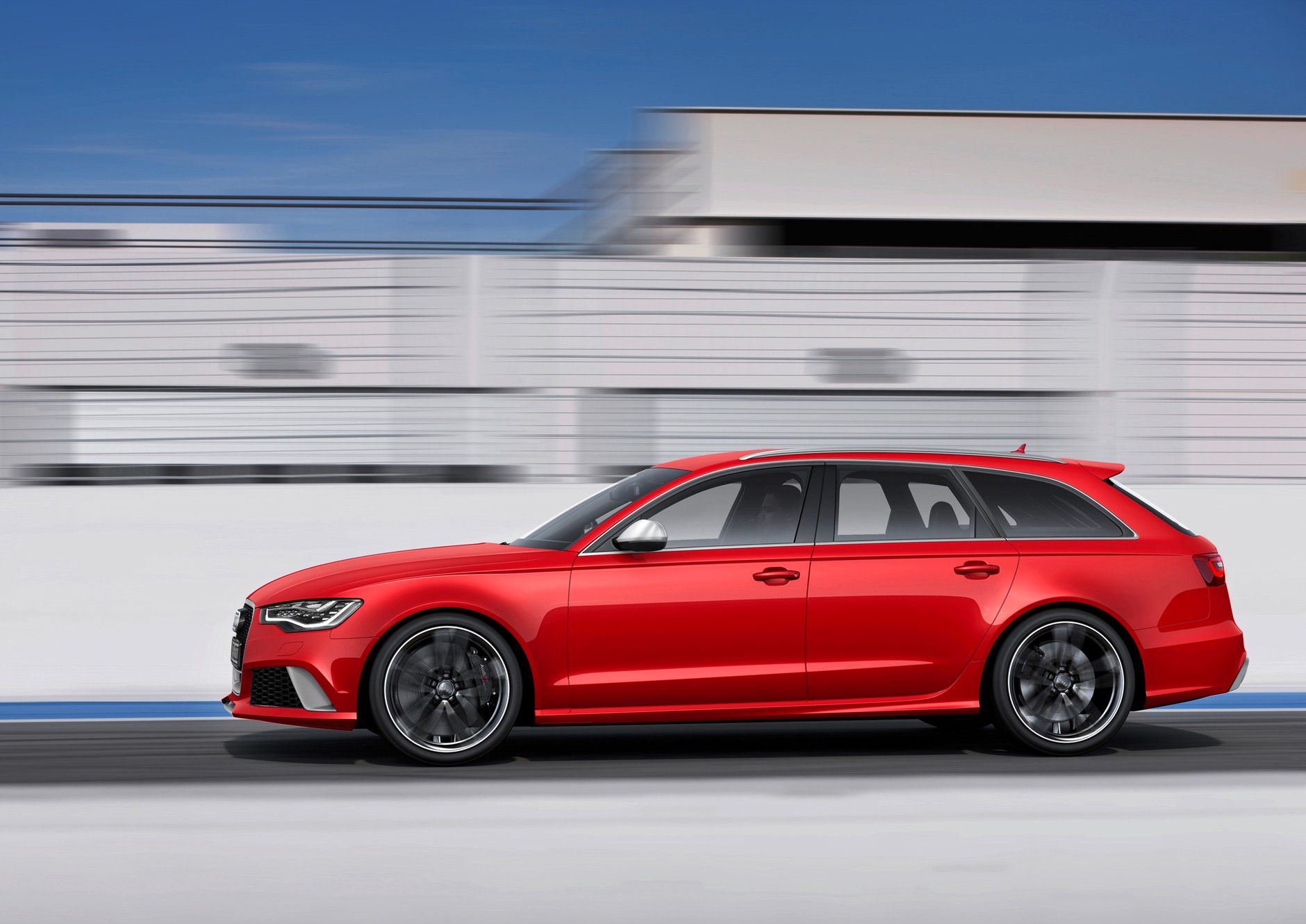 Nowe Audi RS6 Avant: z rodziną na tor