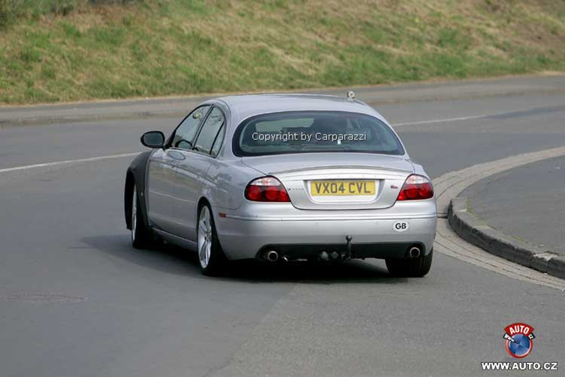 Zdjęcia szpiegowskie: nowy Jaguar S-Type