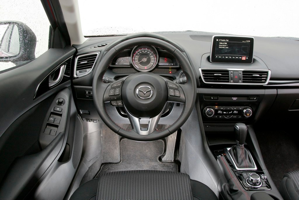 Nowa Mazda 3, kokpit