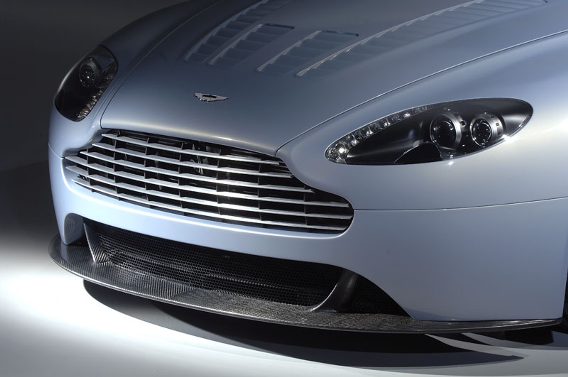 Aston Martin V12 Vantage RS Concept – duży silnik w małym aucie