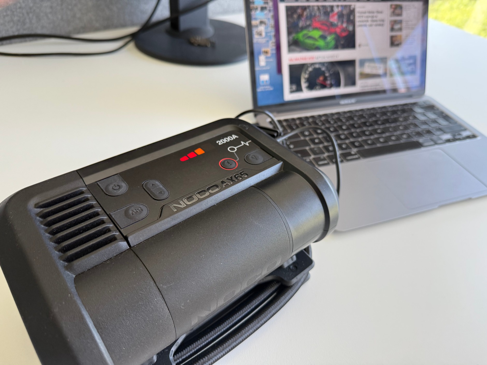 Noco AX65 ma wydajne złącze USB-C, które pozwala na zasilanie komputera. Zapas prądu w urządzeniu jest jednak ograniczony