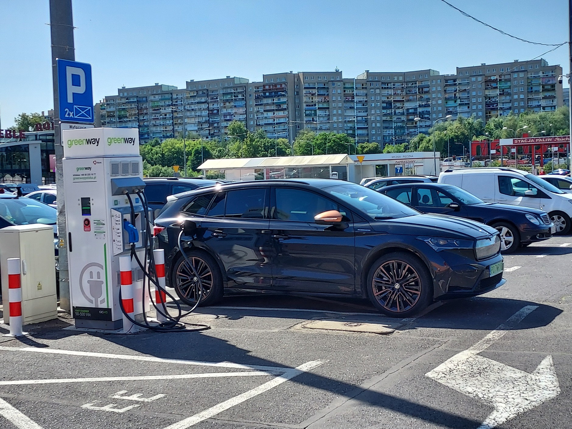 Jeszcze zanim dotarliśmy do Karpacza, musieliśmy uzupełnić zapas energii — tym razem w Wałbrzychu. Pokonanie 236 km zajęło nam ponad 2,5 godziny i dzięki ograniczeniu prędkości (średnia 91 km/h) średnie zużycie energii spadło do 18,8 kWh/100 km.