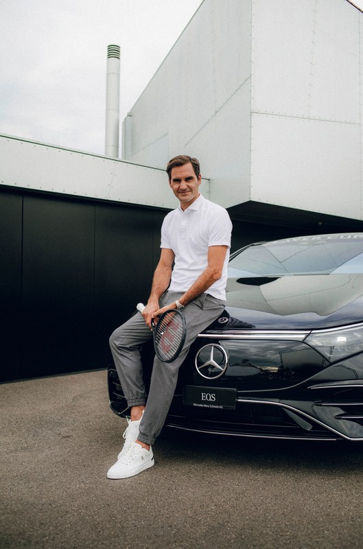 Mercedes EQS i Roger Federer