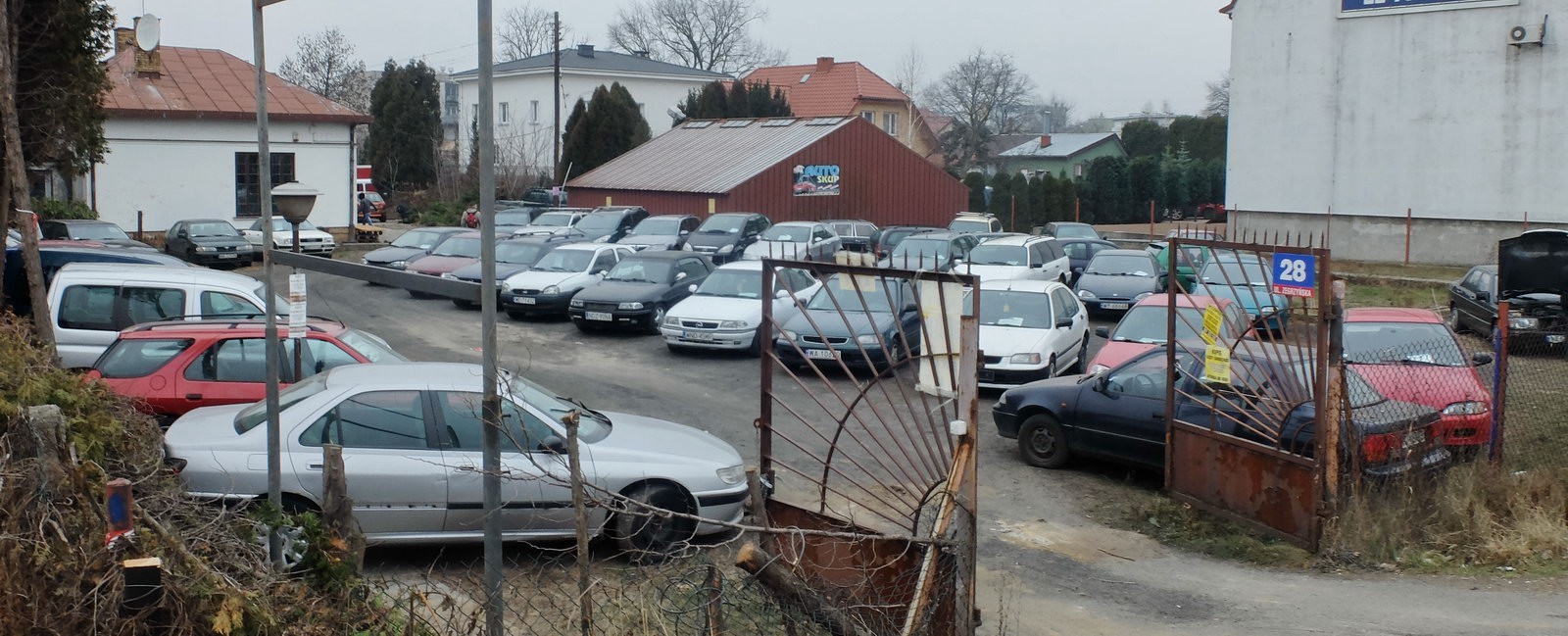 Najlepszym miejscem do poszukiwań jest internet. Choć większość aut sprzedają handlarze, niewiele komisów wyspecjalizowało się w tanich pojazdach