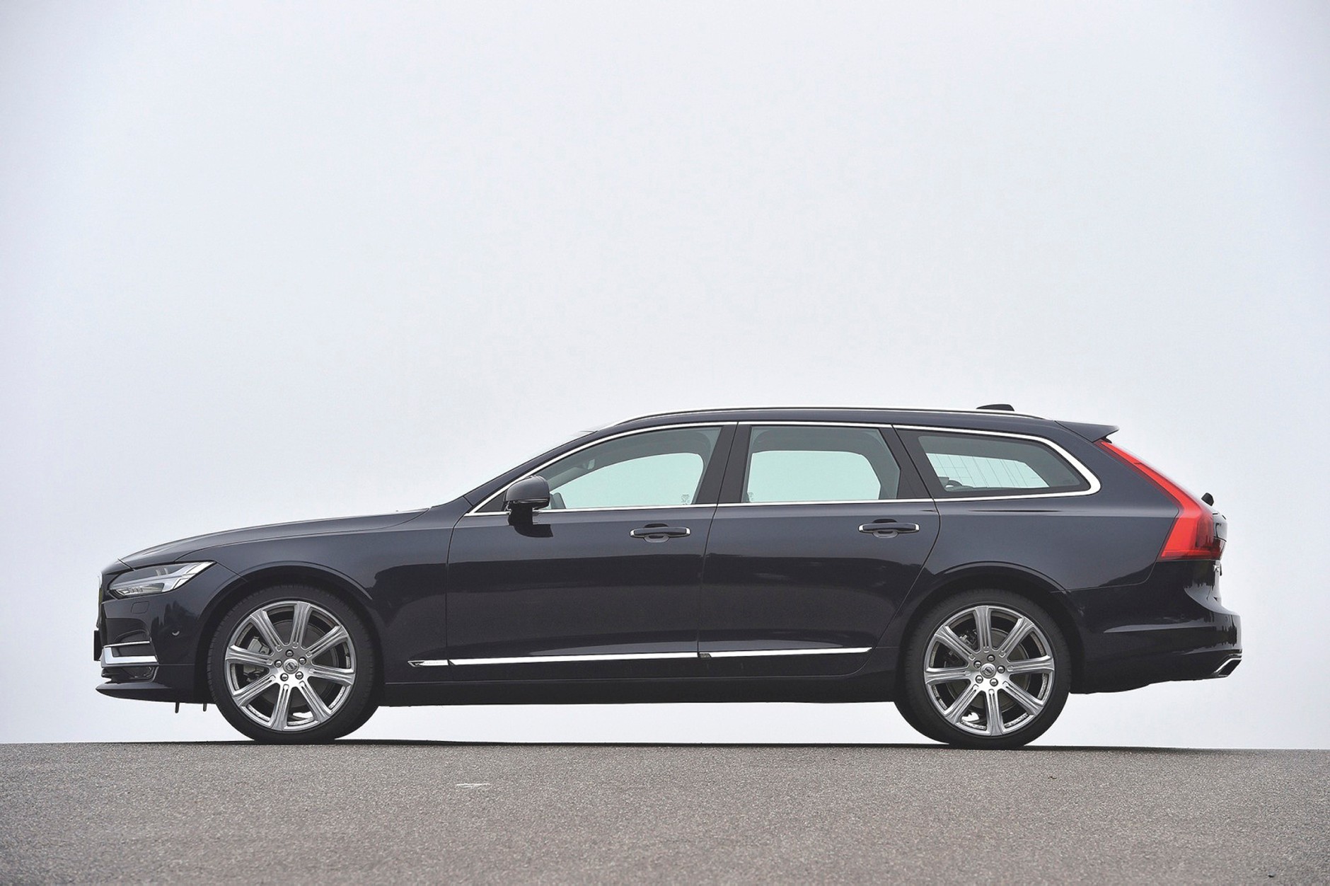 Porównanie: Mercedes E220d kontra Volvo V90 D4