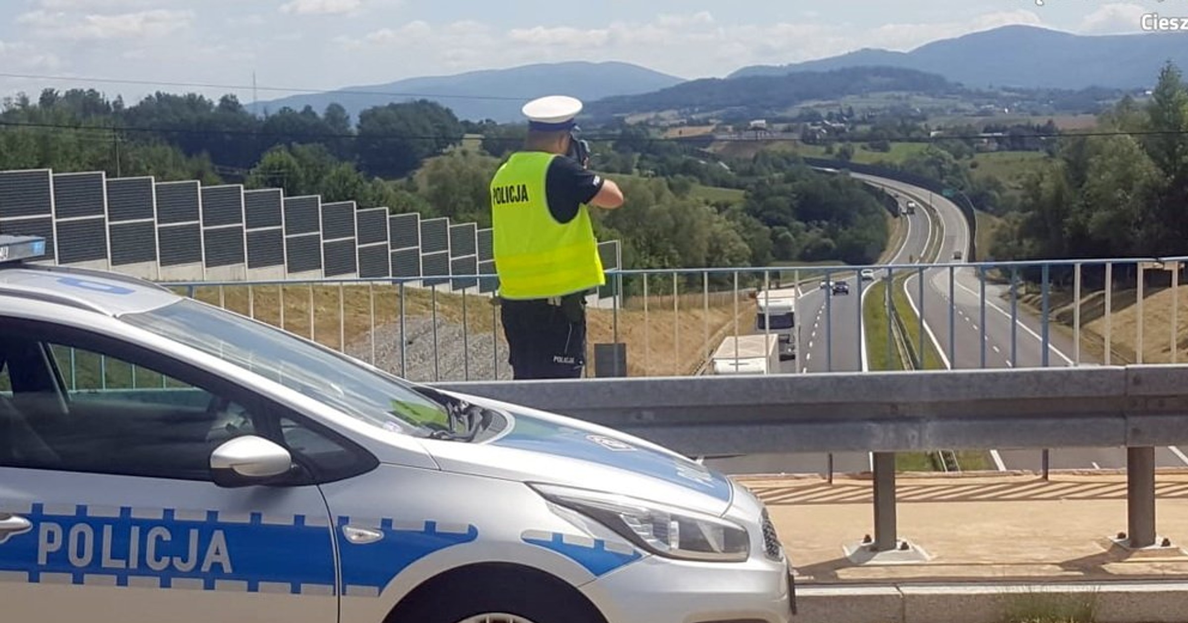 Policjanci mierzą odstęp pomiędzy samochodami za pomocą laserowych mierników prędkości; kto używa tempomatu adaptacyjnego, ten ryzykuje mandatem