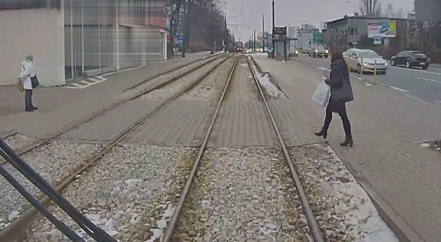 Weszła prosto pod jadący tramwaj. Motorniczy awaryjnie zahamował [WIDEO]