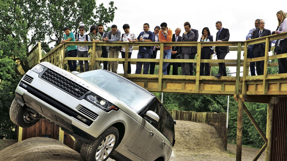 Już wiemy jak jeździ nowy Range Rover
