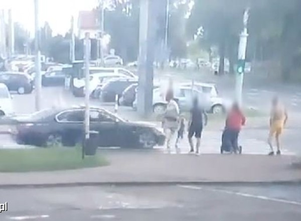 Kierowca BMW wjechał na przejście na czerwonym. Matka z dzieckiem w ułamku sekundy znaleźli się w powietrzu [WIDEO]