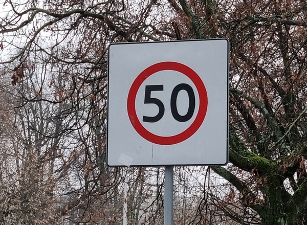 Znak B-43 to nie jest zwykłe ograniczenie prędkości. Dużo łatwiej o mandat