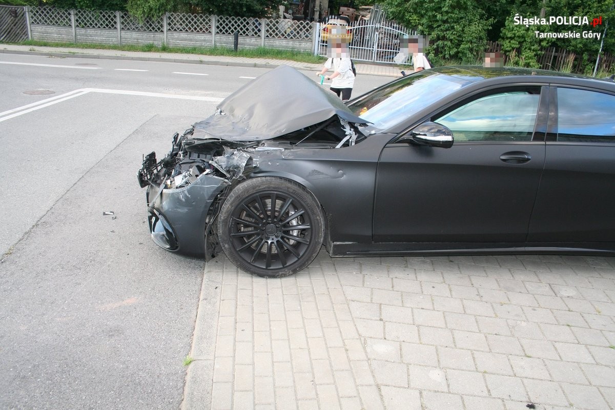 Osobówka zderzyła się z dostawczakiem. Ten wylądował na boku