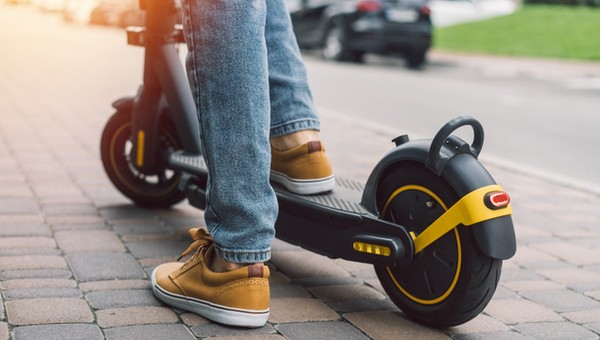 11-latek na hulajnodze jechał drogą krajową. Jego ojciec miał proste wyjaśnienie