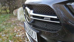 Zwarcie po zatrzymaniu pojazdu przyczyną akcji serwisowej Mercedesa
