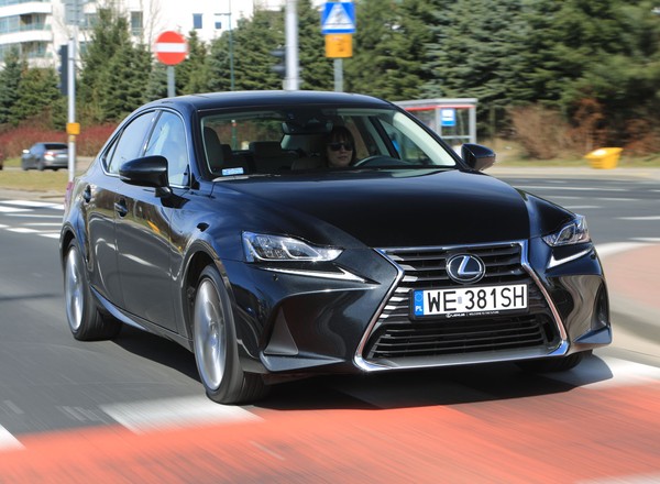 Lexus IS 300 - mocne wrażenia podczas jazdy gwarantowane