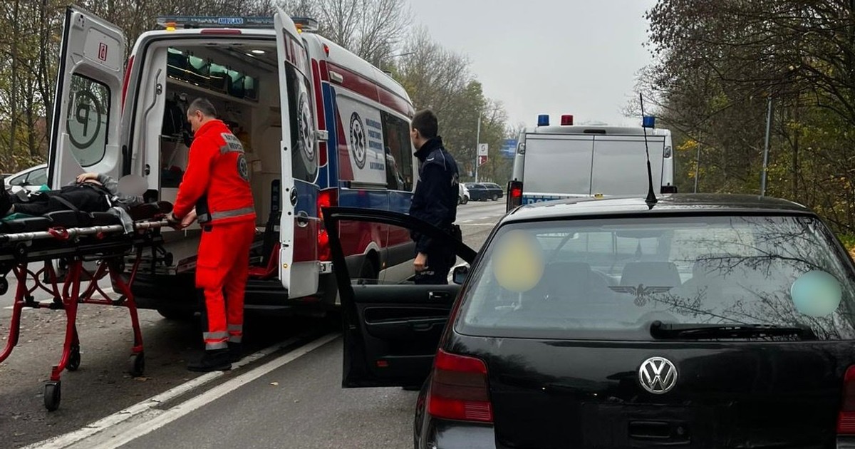  Policjant zauważył uszkodzone auto z włączonym silnikiem. Rozpoznał, co kierowca ma przy pasku