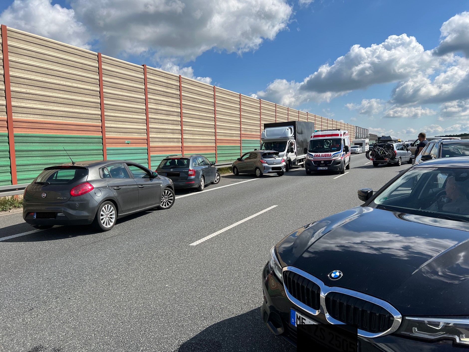Kierowcy wyjeżdżający z korka na autostradzie A2 i jadąca w przeciwną stronę karetka pogotowia ratunkowego