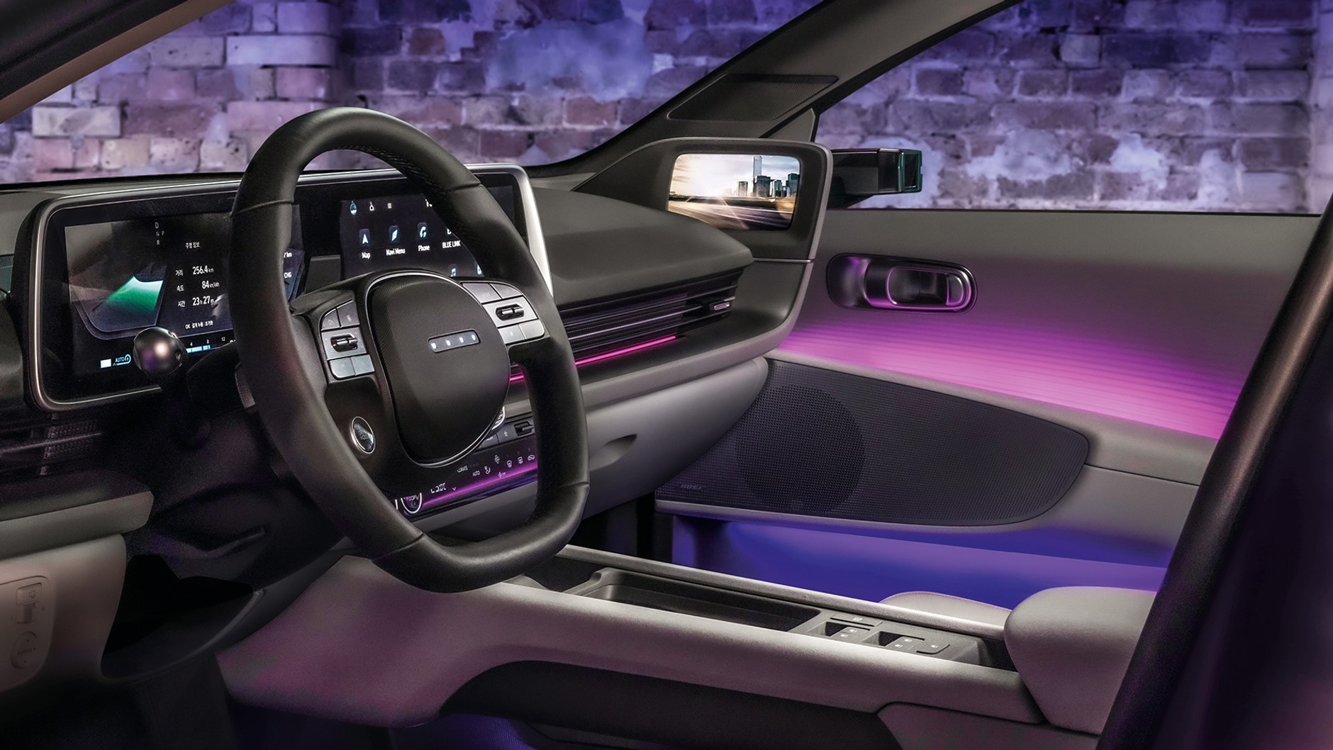 Podświetlane drzwi i powierzchnie kokpitu, wyświetlacz łączący dwa 15-calowe ekrany, a po bokach ­ekrany zamiast lusterek wstecznych