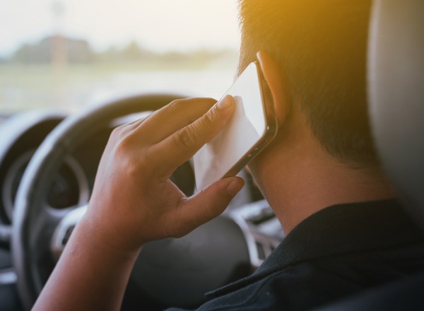 Kierował poza drogą publiczną i rozmawiał przez telefon. Sąd wydał wyrok skazujący. Dlaczego?