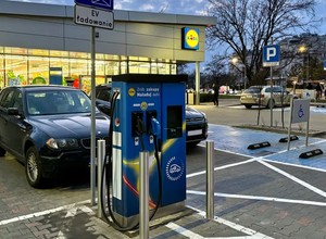Zmiany na parkingach Lidla, Biedronki i innych sklepów. Uwaga na znak D-18