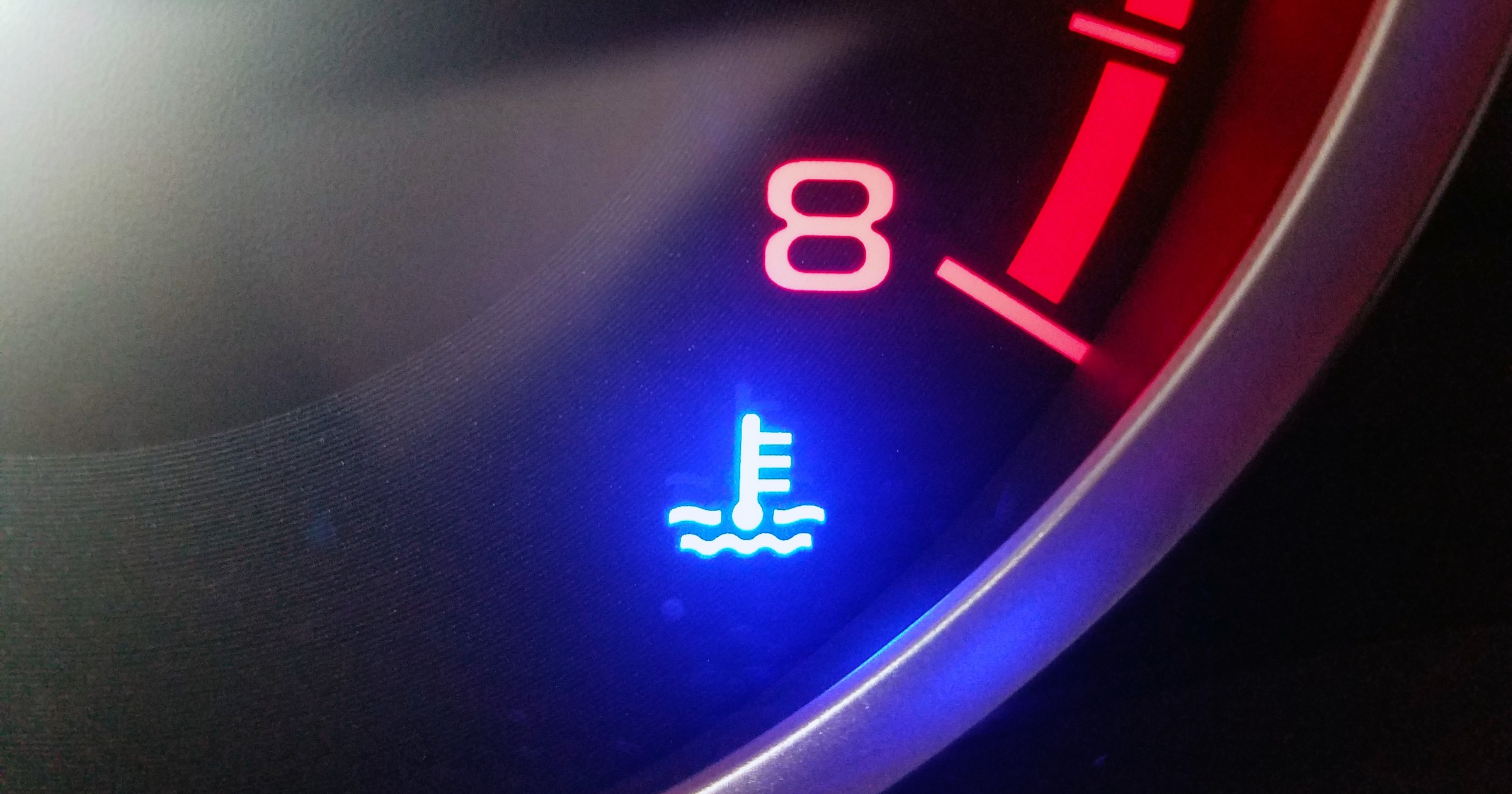 Kontrolka zimnego silnika pojawia się zawsze, gdy odpalamy silnik, ale po kilku minutach powinna zniknąć