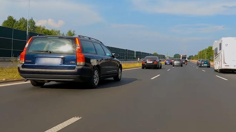 Niebezpieczna i nieprzepisowa jazda na zderzaku