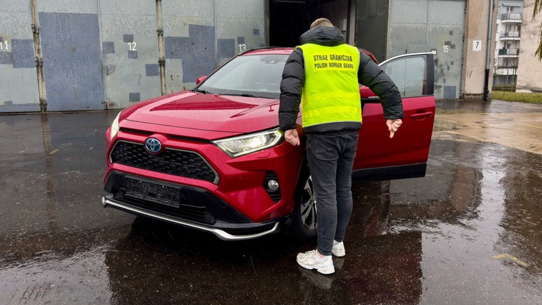 Funkcjonariusz Straży Granicznej przy odzyskanej Toyocie RAV4 pochodzącej z kradzieży