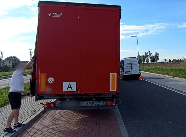 Czeski TIR wiózł nielegalnie śmieci przez Polskę. Ogromne kary