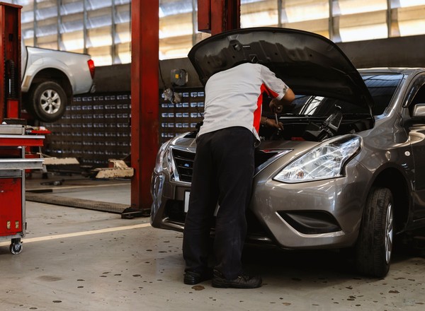 Ceny napraw samochodów rosną w szybkim tempie. Polacy szukają oszczędności