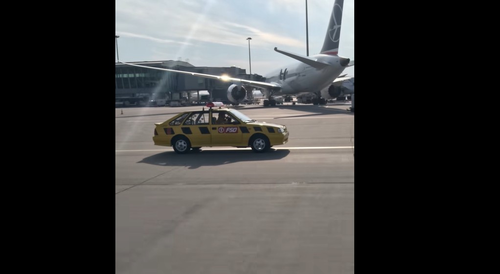 Polonez na płycie lotniska Chopina w Warszawie