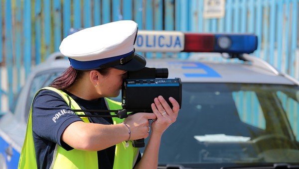 Z jakiej odległości policja powinna mierzyć prędkość? Zbyt daleki pomiar jest niewiarygodny