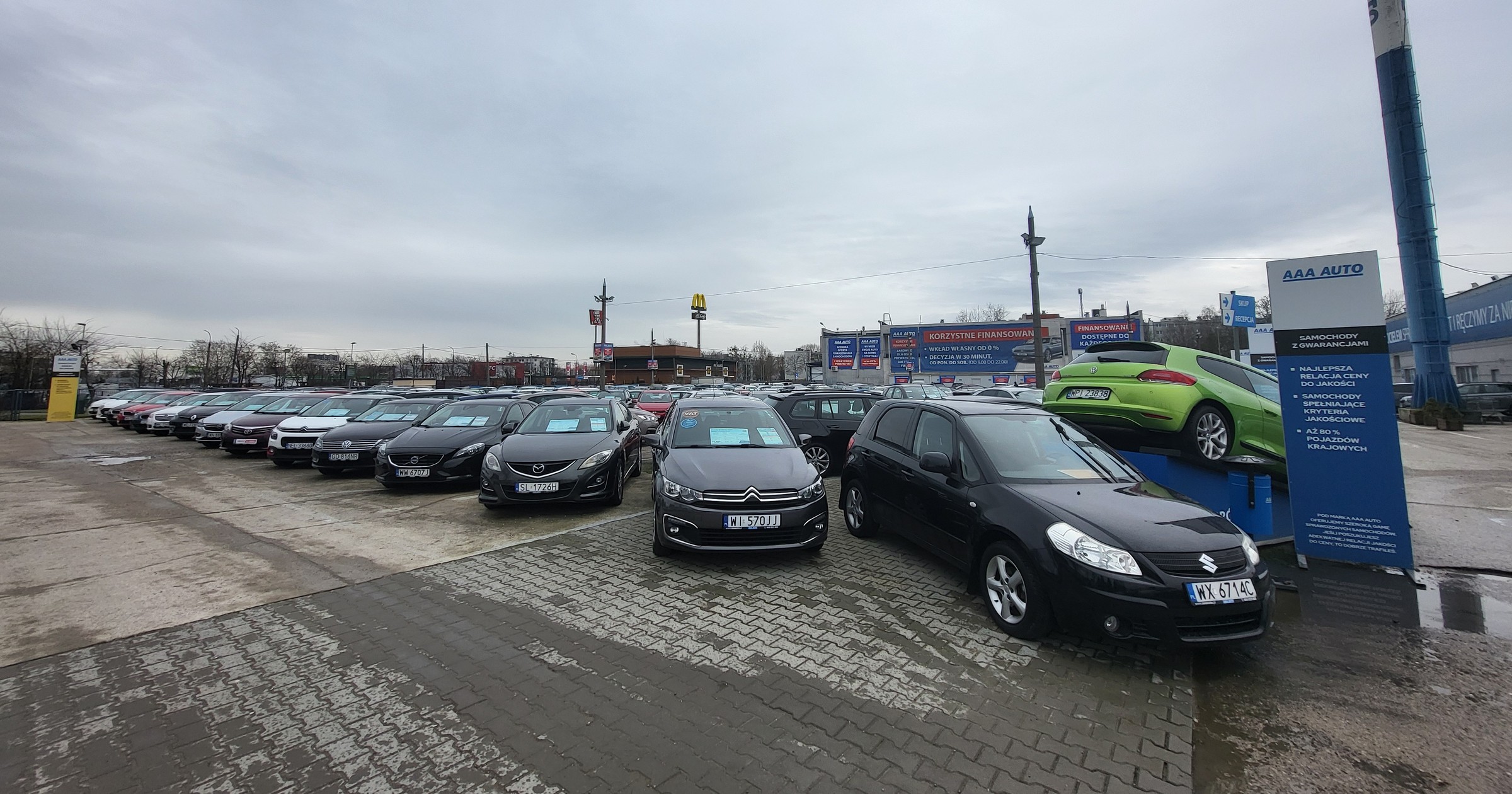 Jeden z placów firmy AAA Auto – zdjęcie ilustracyjne
