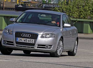 Audi A4 II B7 (2004-08) – dużo aut po „dzwonie” i z licznikiem po korekcie przebiegu