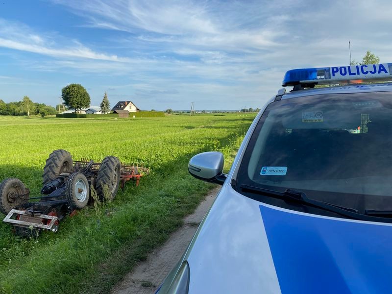Zjechał na pobocze i wywrócił traktor. Dla 65-latka nie było już ratunku